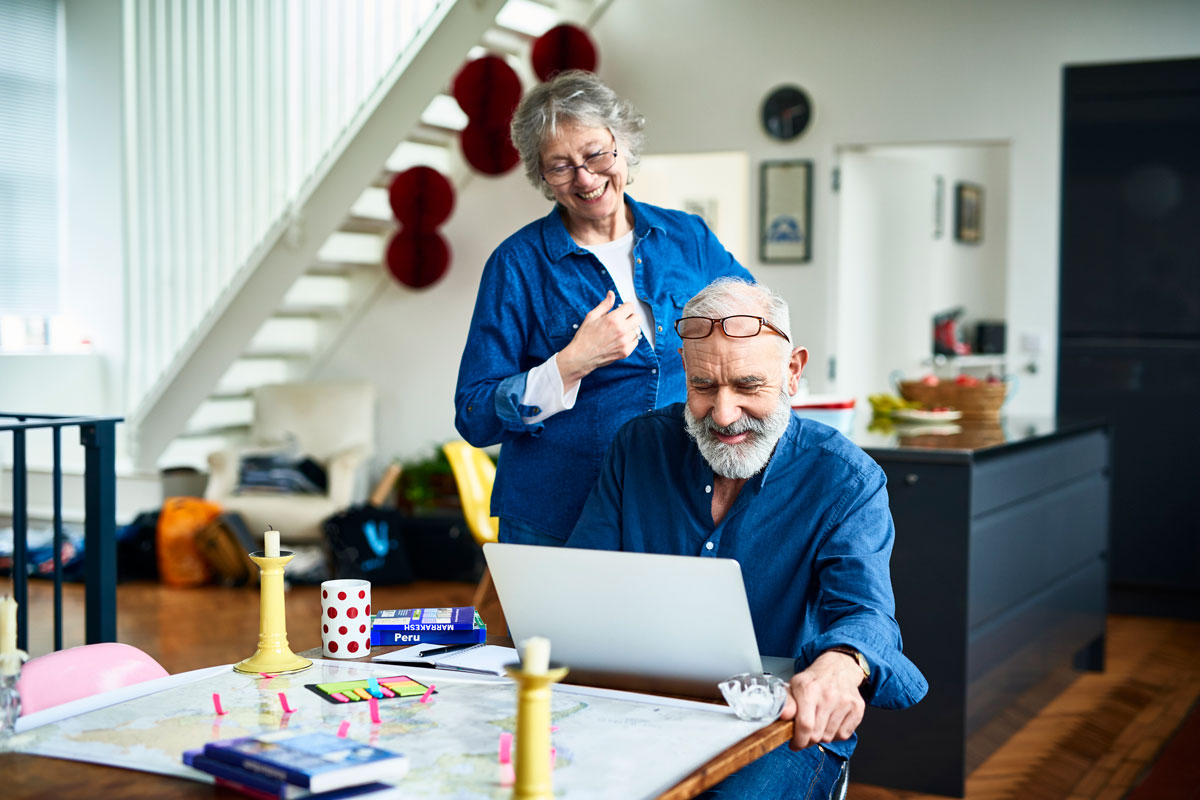 Glatt äldre par som tittat på dator