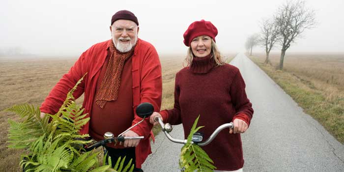 Man och kvinna med cyklar